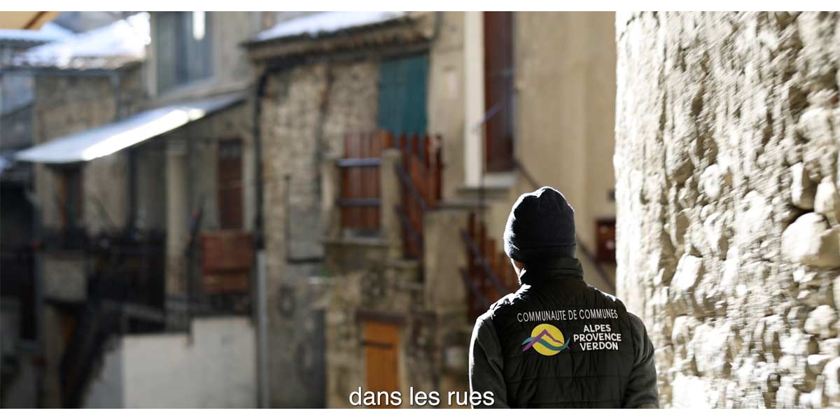 Agent de la CCAPV vu de dos marchant dans une rue